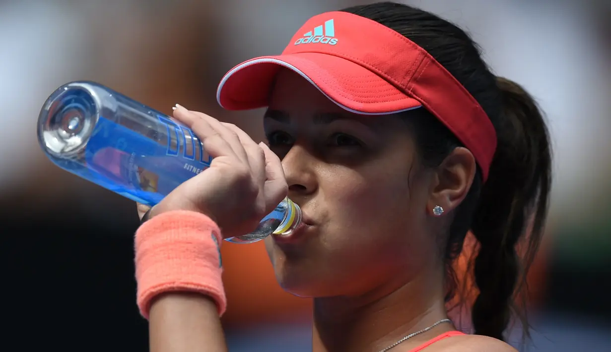 Ana Ivanovic meneguk minuman saat bertanding melawan petenis asal Australia Tammi Patterson di Australia Open 2016 di Melbourne (19/1/2016). (AFP PHOTO/GREG WOOD)