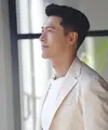Tentu saja, kita harus meletakkan Hyun Bin di urutan pertama. Siapa yang bisa tak jatuh hati pada pria berusia 39 tahun ini? Selain wajahnya yang tampak tak pernah menua, tubuh yang dijaga dengan baik dan lesung pipi Hyun Bin adalah kombo yang buat hati para perempuan klepek-klepek.