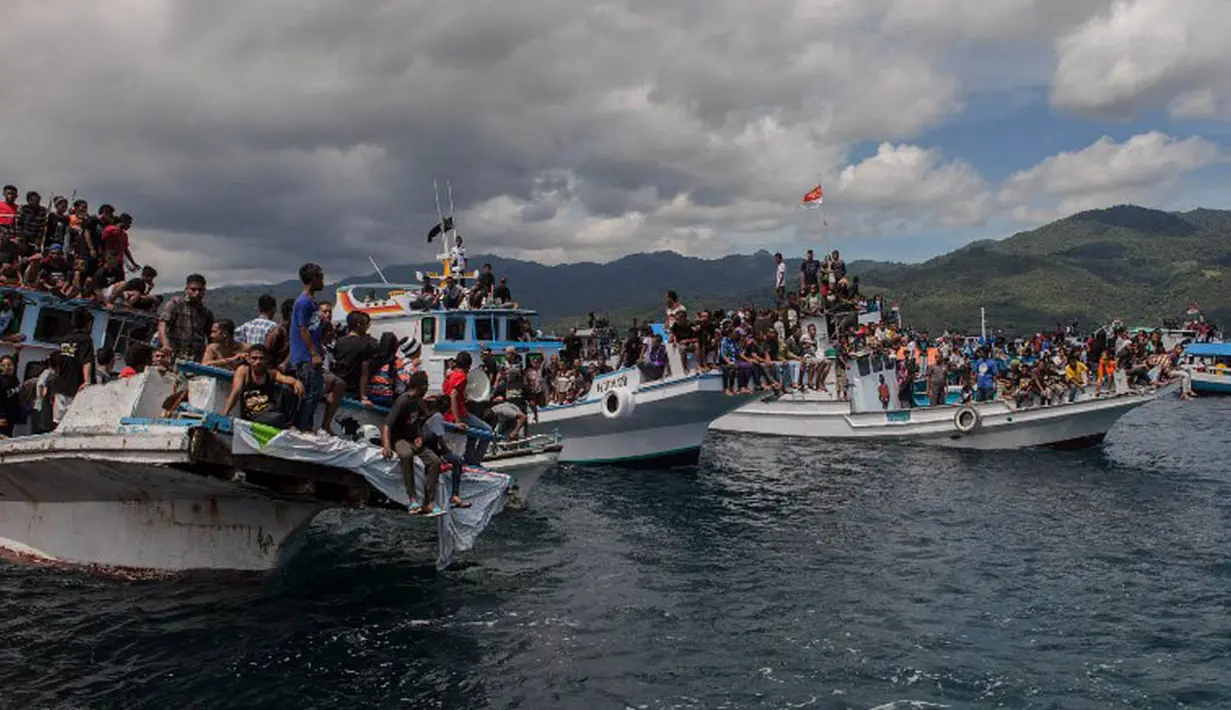 Beberapa kapal dikerahkan untuk menyelamatkan penumpang kapal yang tenggelam di Perairan Larantuka, Flores, Nusa Tenggara Timur (AFP Photo/STR)