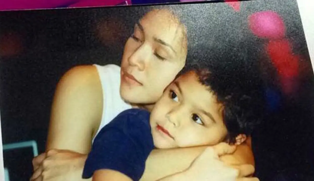 Ini momen saat Al kecil menghabiskan waktu dengan sang ibunda, Maia Estianty. (Foto: instagram.com/alghazali7)