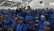 Pegawai pabrik Brak BL 53 Djarum menyambut kehadiran Tontowi Ahmad dan Liliyana Natsir, Kamis (1/9/2016). Brak BL 53 adalah tempat yang menjadi cikal bakal berdirinya PB Djarum. (Bola.com/Arief Bagus).