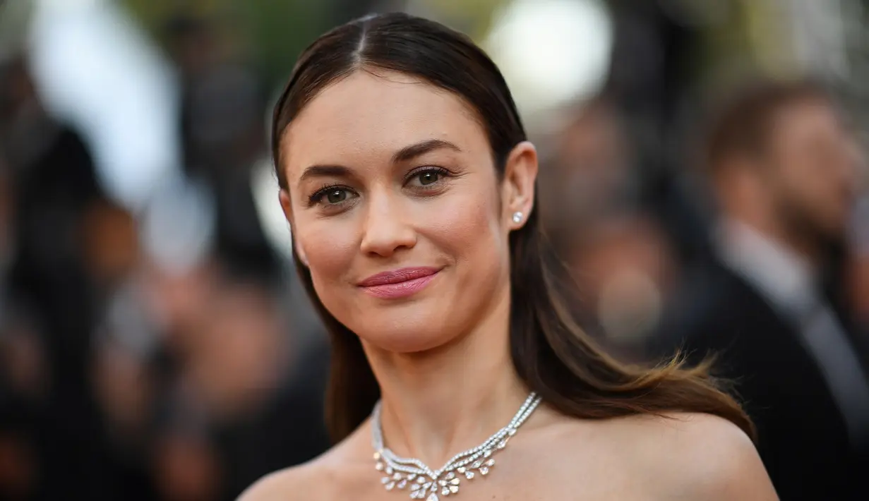 Aktris Olga Kurylenko berpose saat menghadiri penutupan dan pemutaran film The Man Who Killed Don Quixote di Festival Film Cannes di Prancis, 19 Mei 2018. Lawan main Daniel Craig dalam film James Bond 'Quantum of Solace' itu mengumumkan dirinya positif virus corona COVID-19. (Loic VENANCE/AFP)