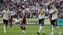 Para pemain Manchester United tampak kecewa usai dikalahkan West Ham pada laga Premier League di Stadion London, London, Minggu (22/9). West Ham menang 2-0 atas MU. (AFP/Ian Kington)