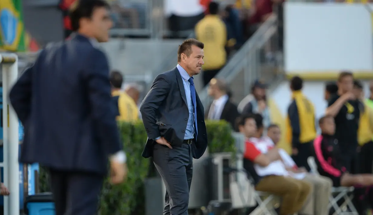 Pelatih Brasil, Dunga menyaksikan anak asuhnya berlaga melawan Ekuador pada partai pembuka Copa Amerika 2016 di Stadion Rose Bowl, Pasadena, California, Amerika Serikat, (5/6/2016) WIB. (AFP/Robyn Beck)