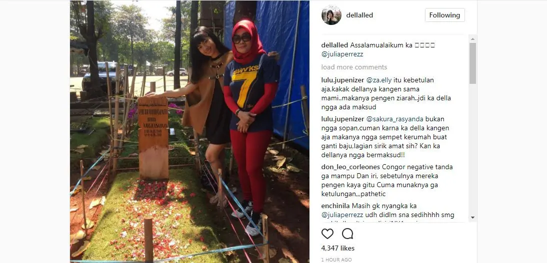 Della Wulan dan Sri Wulansih kunjungi makam Julia Perez.