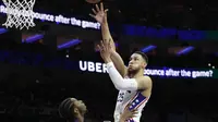 Ben Simmons saat melakukan lay up untuk Sixers pada lanjutan NBA  (AP Photo/Chris Szagola)