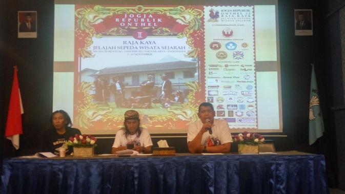Komunitas Jogja Republik Ontel (JRO) berkolaborasi dengan Museum Benteng Vredeburg Yogyakarta menggelar kegiatan bertajuk Jelajah Sepeda Wisata Sejarah pada 9 sampai 10 November 2019. (Liputan6.com/ Switzy Sabandar)