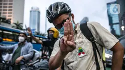 Peserta bersepeda saat melakukan aksi unjuk rasa bertajuk "‘Gowes for Democracy #SaveMyanmar" di kawasan Bundaran HI, Jakarta, Sabtu (17/4/2021). Aksi tersebut sebagai bentuk mengecam kudeta ilegal dan menuntut agar militer Myanmar (Tatmadaw) segera mengakhiri kekerasan. (Liputan6.com/Faizal Fanani)