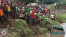 Prajurit Kostrad TNI AD bersama sukarelawan menyisir bangkai mobil yang diduga terdapat jenazah korban musibah banjir bandang di Cimacan, Garut (23/9). Data terakhir, tercatat sementara korban jiwa mencapai 26 orang. (Liputan6.com/Johan Tallo)
