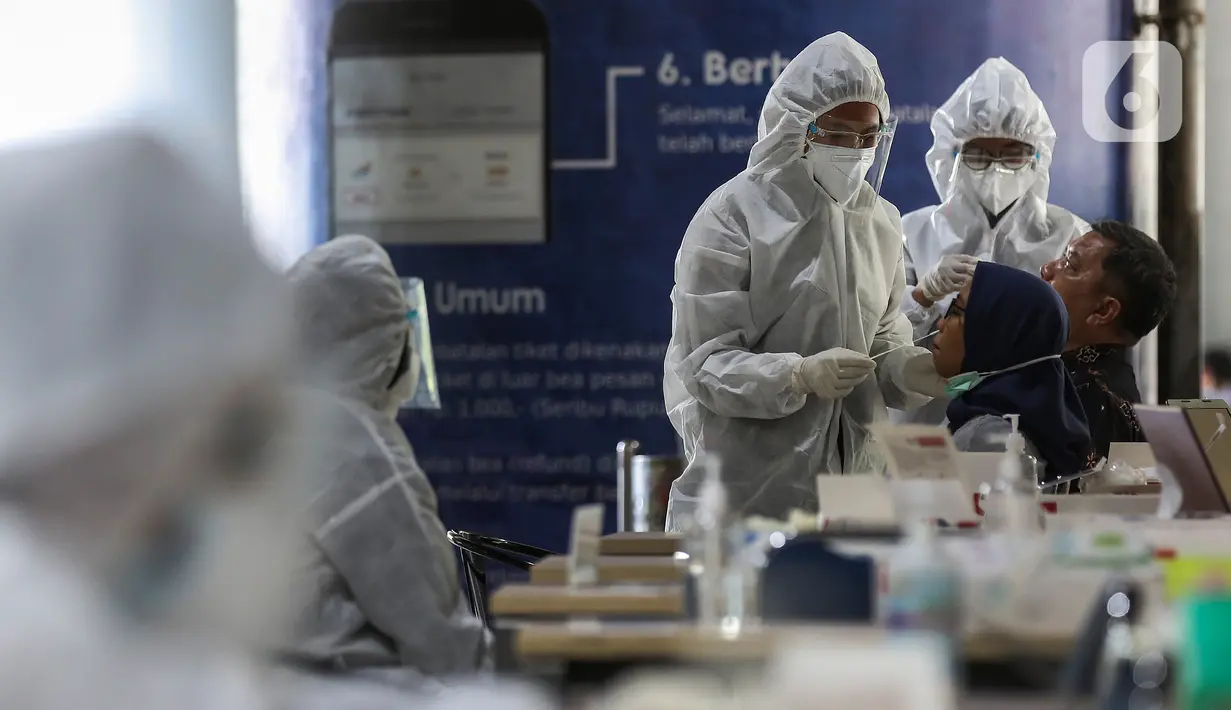 Calon penumpang mengikuti rapid test antigen di Stasiun Gambir, Jakarta, Rabu (23/12/2020). Rapid test tersebut dilakukan untuk melengkapi syarat perjalanan untuk menggunakan layanan kereta api.  (Liputan6.com/Johan Tallo)