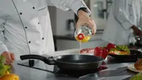 Cara Menyimpan Minyak Goreng Bekas agar Bisa Dipakai Lagi dengan Aman dan Hemat