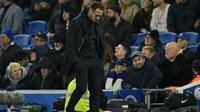 Pelatih kepala Chelsea asal Inggris, Liam Rosenior, bereaksi di pinggir lapangan selama pertandingan Liga Inggris antara Brighton and Hove Albion dan Chelsea di American Express Community Stadium di Brighton, Inggris selatan pada 22 April 2026. (Glyn KIRK/AFP)