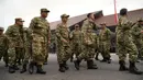 Para menteri dan anggota Kabinet Merah Putih dengan pakaian militer berjalan saat retreat di Akademi Militer di Magelang, Jawa Tengah, Jumat 25 Oktober 2024. (AP Photo/Achmad Ibrahim)