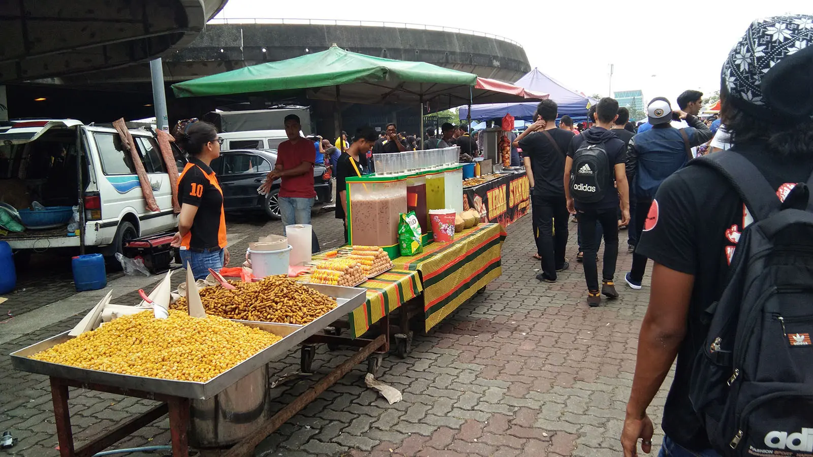 Suasana di sekitar Stadion Shah Alam, Selangor, jelang semifinal Malaysia vs Indonesia, Sabtu (26/8/2017). (Liputan6.com/Cakrayuri Nuralam)