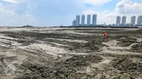 Gundukan pasir menimbun sebagian teluk Jakarta di Muara Angke untuk dijadikan pulau , Jakarta, (17/4). Rencananya, Tempat yang menjadi lokasi sumber penghidupan para nelayan Muara Angke itu mulai disulap menjadi daratan. (Liputan6.com/Yoppy Renato)