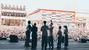 Sebelum Putri Delina unggah foto manggung di Pestapora ini, Rizky Febian unggah video nyanyi lagu Kesempurnaan Cinta secara live bersama adik dan ayahnya di kanal YouTubenya. Video tersebut banjir pujian dari publik karena suara keempat anak Sule ini tak ada yang gagal. Netizen pun berharap jika live session nyanyi bareng keluarga Sule ini akan hadir kembali. (Liputan6.com/IG/@putridelinaa)