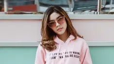 Terkenal tomboi saat masih kecil, nyatanya kini Fay selalu tampil cantik dalam riasan makeup. Penampilannya semakin trendi dengan kacamata. Ia memilih kacamata yang berwarna senada dengan hoodie merah jambunya. (Liputan6.com/IG/@faynabilalxndr)