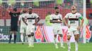 Para pemain Flamengo tampak kecewa usai dikalahkan Liverpool pada laga Piala Dunia Antarklub 2019 di Stadion Internasional Khalifa, Doha, Minggu (21/12). Liverpool menang 1-0 atas Flamengo. (AFP/Karim Jaafar)