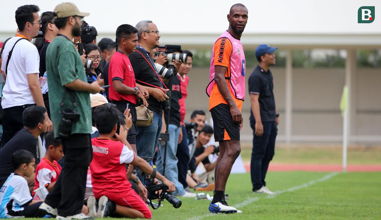 Legenda sepak bola Prancis, Eric Abidal bermain pada acara puncak BRImo Future Garuda yang bertajuk FOURFEO Mini Tournament di Stadion Madya, Jakarta, Kamis (01/06/2023). (Bola.com/Bagaskara Lazuardi)