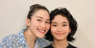 Memberikan kejutan tengah malam, Ayu Ting Ting pun mengenakan pakaian tidurnya. Ia mengenakan set piyama warna baby blue dengan motif bunga daisynya. [@ayutingting92]