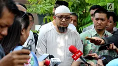Penyidik KPK Novel Baswedan bersama Wadah Pegawai (WP) KPK memberi keterangan pers di sela silaturahmi di kediamannya di Kelapa Gading, Jakarta, Minggu (17/6). WP KPK melakukan kunjungan dalam rangka Idul Fitri. (Liputan6.com/JohanTallo)