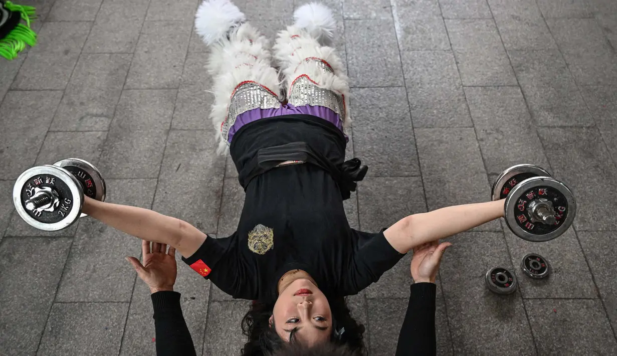 Atraksi barongsai melibatkan gerakan kaki yang menuntut kecepatan, kekuatan, dan keseimbangan kaki pemainnya. (Jade GAO/AFP)