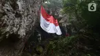 Jaringan Masyarakat Peduli Karst Klapanunggal membentangkan bendera merah putih dalam rangka peringatan HUT ke-75 RI di Tebing Kutalingkung, Klapa Nunggal, Jawa Barat, Senin (17/8/2020). Sebanyak 80 orang mengikuti pengibaran bendera berukuran 15 meter x 10 meter tersebut. (merdeka.com/Imam Buhori)