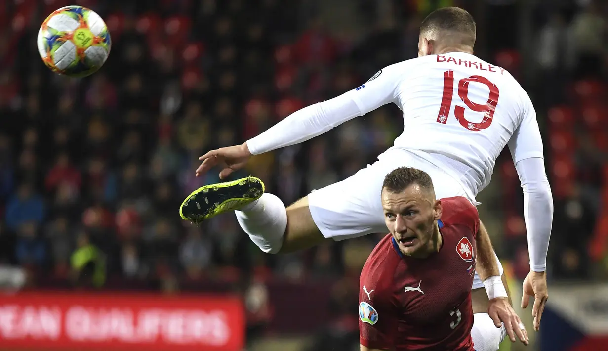 Bek Ceko, Vladimir, Coufal, berebut bola dengan gelandang Inggris, Ross Barkley, pada laga Kualifikasi Piala Eropa 2020 di Stadion Sinobo Arena, Prague, Sabtu (11/10). Ceko menang 2-1 atas Inggris. (AFP/Joe Klamar)