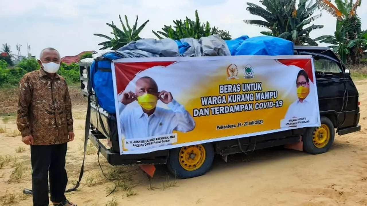Anggota DPR Arsyadjuliandi Rachman memborong 3 ton beras petani di Kabupaten Siak untuk warga terdampak Covid-19.