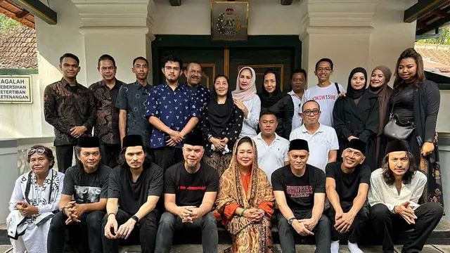 6 Potret Dewa 19 Ziarah ke Makam Presiden RI Kedua, Disambut Titiek Soeharto
