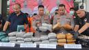Kapolres Tangerang Selatan AKBP Sarly Sollu menunjukkan barang bukti ganja sebanyak 39 kilogram asal Sumatera saat konferensi pers pengungkapan kasus narkotika di Polres Tangerang Selatan, Banten, Rabu (20/7/2022). Dalam kasus peredaran ganja tersebut sebanyak empat tersangka diringkus di daerah Cipinang Besar Selatan, Jakarta Timur, yang merupakan jaringan dari Aceh. (merdeka.com/Arie Basuki)