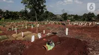 Petugas Suku Dinas Pertamanan dan Pemakaman mengali makam di TPU Pondok Rangon, Jakarta, Rabu (17/6/2020).  Meski  Fase pertama PSBB transisi di Ibukota diberlakukan pertambahan pasien terus meningkat sampai hari ini. (Liputan6.com/Johan Tallo)