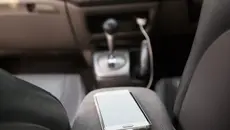 Ngecas HP di Mobil Bikin Boros Bensin? Ini Faktanya