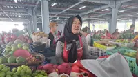 Sudarmi, pedagang buah di Pasar Pasir Gintung yang mengeluh pendapatannya berkurang lantaran masih ada pedagang yang berjualan di badan jalan pasar setempat. Foto : (Liputan6.com/Ardi).