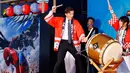 Ekspresi aktor asal Inggris Tom Holland saat memukul drum tradisional Jepang di pemutaran perdana film “Spider-Man: Homecoming” di Tokyo, Senin (7/8). Sebelumnya, Film Spider-Man resmi rilis di Amerika sejak 7 Juli 2017 lalu. (Shizuo Kambayashi /AP)