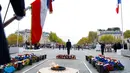 Presiden Prancis Emmanuel Macron berdiri di Makam Prajurit Tak Dikenal saat upacara di Arc de Triomphe, Paris, Prancis, 11 November 2022. Upacara ini digelar untuk menandai peringatan 104 tahun Gencatan Senjata 11 November 1918 yang mengakhiri Perang Dunia I. (Gonzalo Fuentes/Pool via AP)