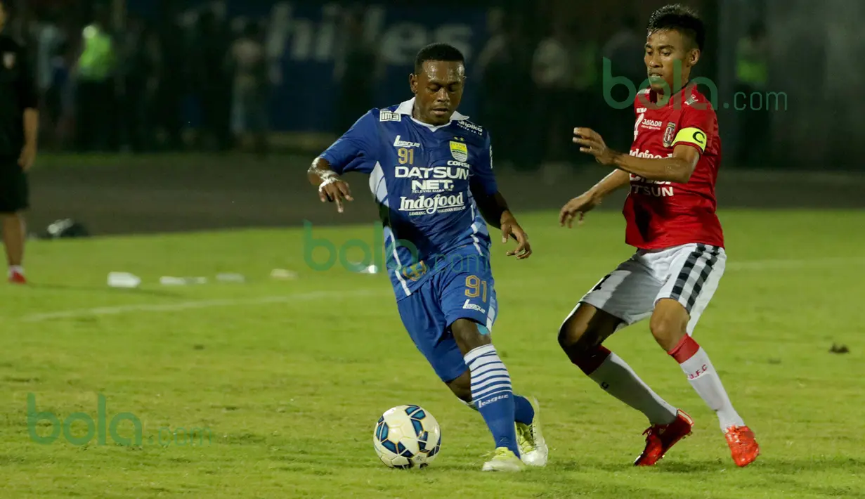 Aksi David Laly (kiri) gelandang bertahan Persib Bandung dalam turnamen sepak bola Bali Island 2016 di Stadion Kapten I Wayan Dipta, Gianyar, Bali, Minggu (21/2/2016). (Bola.com/Peksi Cahyo)