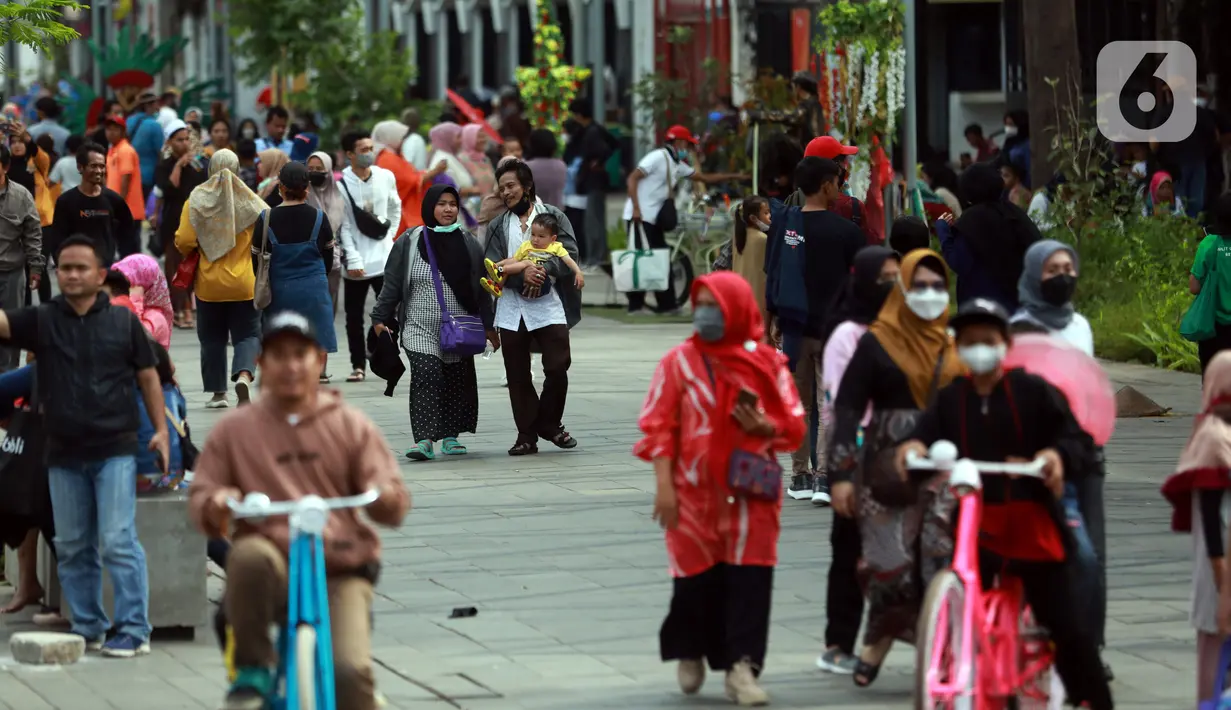 Warga memanfaatkan libur Tahun Baru dengan berkunjung ke Kota Tua, Jakarta, Senin (2/1/2023). Kota Tua menjadi salah satu tempat favorit warga untuk dikunjungi saat liburan pada awal tahun 2023. (Liputan6.com/Johan Tallo)