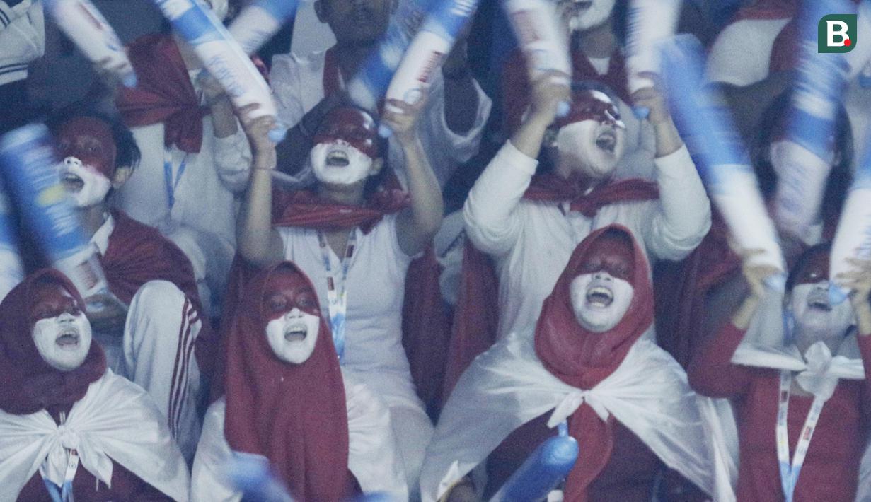 Kemeriahan fans Indonesia saat menyaksikan Blilbli Indonesia Open 2018 di Istora Senayan, Jakarta, Selasa, (3/7/2018). Indonesia memborong dua gelar melalui Kevin/Marcus dan Tontowi Ahmad/Liliyana Natsir. (Bola.com/M Iqbal Ichsan)