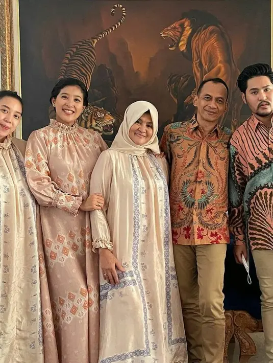 Sedangkan Ndaru Kusumo mengenakan atasan beskap putih dan kain jarik serta blangkon. Pria yang diduga sebagai pimpinan di organisasi sosial Yayasan Maharya Pati itu juga melengkapi penampilannya dengan kain jarik.(Instagram/oliviazallianty).