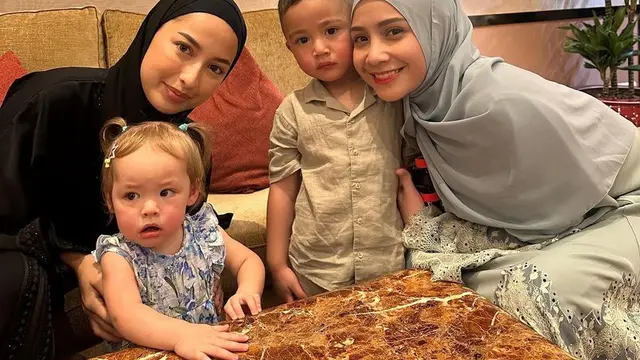 Tampilan Nagita Slavina Umrah Bersama Karyawan. [@raffinagita1717]