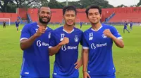 Tiga pemain Persik Kediri, Andri Ibo, Antoni Putro Nugroho, dan Galih Akbar Febrian, menjalani latihan terpisah untuk persiapan di Piala Menpora 2021. (Bola.com/Gatot Susetyo)