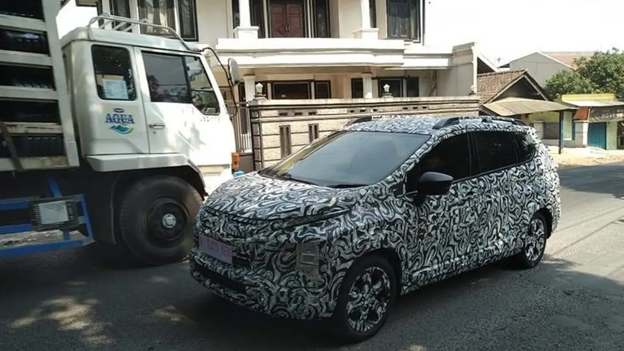 Sebuah mobil dengan kamuflase tertangkap kamera sedang melakukan uji jalan di Indonesia. Mobil dengan pelat B 2419 KEM ini disebut-sebut sebagai mobil keluarga  Xpander Crossover.