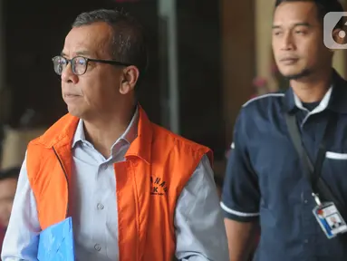 Mantan Dirut PT Garuda Indonesia, Emirsyah Satar berjalan keluar usai menjalani pemeriksaan lanjutan oleh penyidik di Gedung KPK, Jakarta, Kamis (7/11/2019). Emirsyah Satar diperiksa sebagai tersangka. (merdeka.com/Dwi Narwoko)