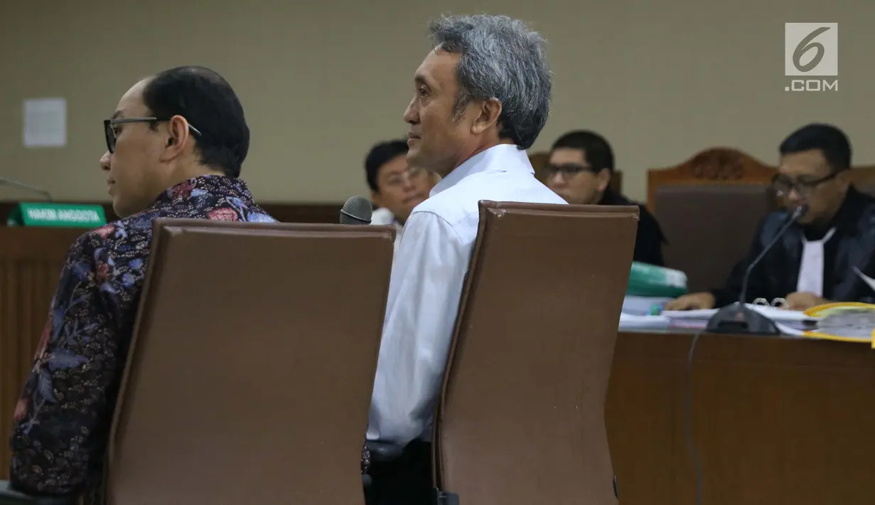 Terdakwa suap panitera Pengadilan Negeri Jakarta Pusat, Eddy Sindoro (tengah) saat menjadi saksi sidang lanjutan dugaan menghalangi proses penyidikan KPK dengan terdakwa Lucas di Pengadilan Tipikor, Jakarta, Kamis (17/1). (Liputan6.com/Helmi Fithriansyah)
