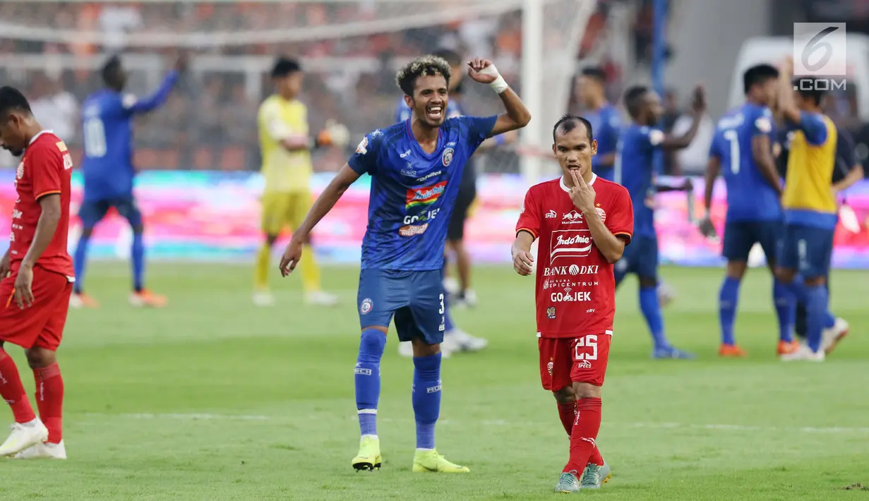Pemain tengah Persija, Riko Simanjuntak (25) tertunduk usai laga lanjutan Shopee Liga 1 Indonesia 2019 melawan Arema FC di Stadion Gelora Bung Karno, Jakarta, Sabtu (3/8/2019). Kedua tim bermain imbang 2-2-. (Liputan6.com/Helmi Fithriansyah)