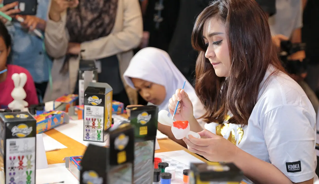 "Saya sepakat dengan Zack, walau kami bercerai tetapi kami sepakat mendahulukan Mikha. Kami juga sepakat untuk mengesampingkan semua permasalahan pribadi kami," ucap penyanyi dan pemeran ini. (Adrian Putra/Bintang.com)