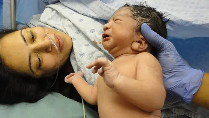 ilustrasi ibu melahirkan, source: pixabay/sanjasy