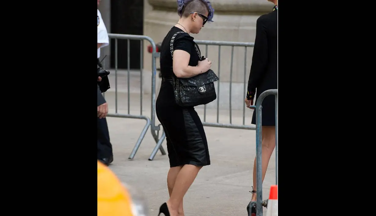 Rekan Rivers dalam program televisi terkenal “Fashion Police”, Kelly Osbourne hadir di Temple Emanu-El, New York, Minggu (7/9/14). (D Dipasupil/Getty Images/AFP)