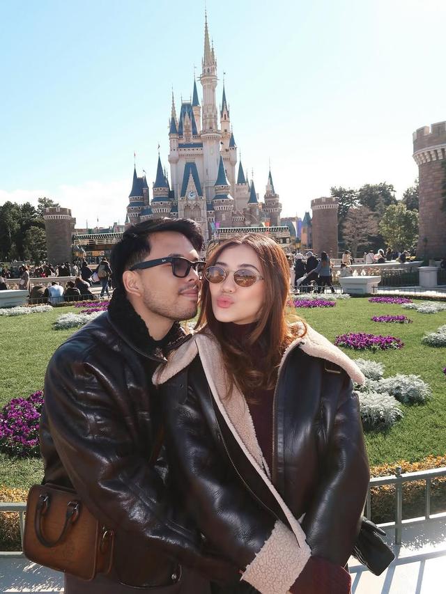 Potret Aaliyah Massaid dan Thariq Halilintar di Disneyland Tokyo (credit: instagram/aaliyah.massaid).